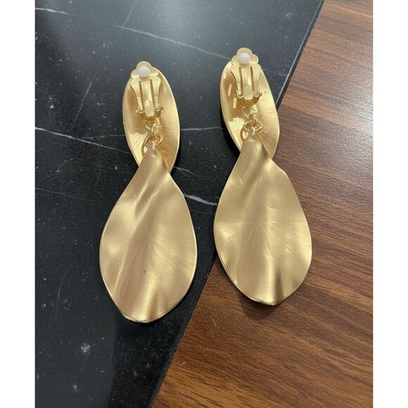 Clip on 3" Xlarge matte silver round edge large dangle wavy earrings - Picture 4 of 4